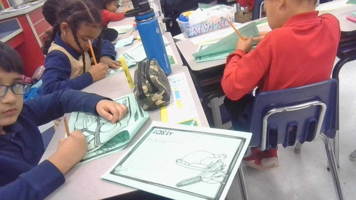 k_engelmeier's tweet photo. Learning about MAIN IDEA and SUPPORTING DETAILS in 3rd Grade with @JenniferRojohn ! Comparing and contrast to the first Thanksgiving to today! #porterpatriots @Porter_TS https://t.co/cSnpfHNmXh