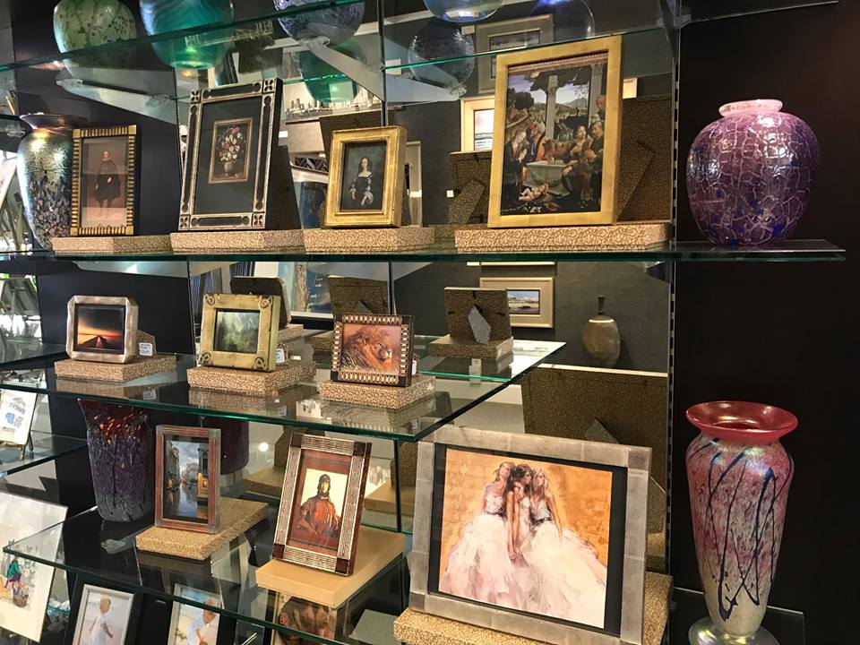 artandframes1's tweet photo. JUST IN: New hand crafted readymade frames 🖼 The skilled Romanian frame makers only use traditional materials such as wood, gesso, and genuine gold and silver to create these one of a kind frames. These frames are perfect to capture your most dear memories. https://t.co/qbkbBG1GVD