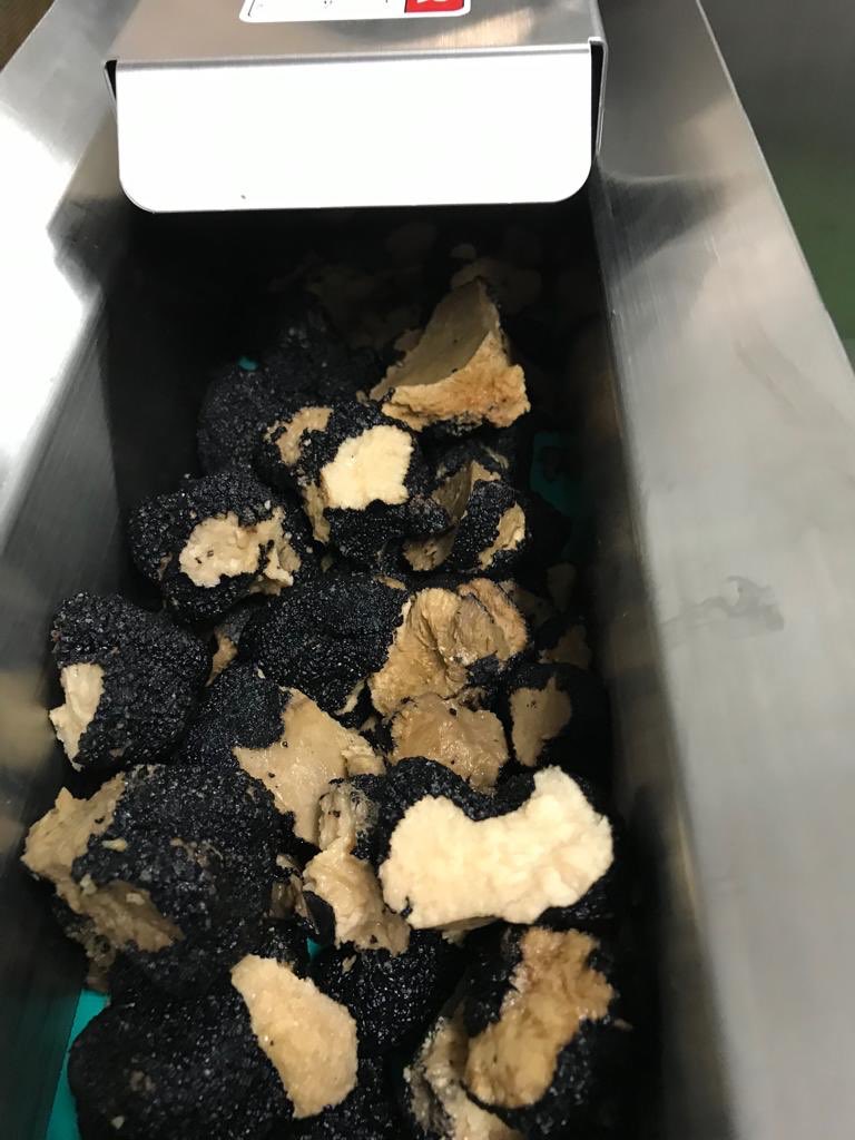 MachinesFoodPro's tweet photo. Maquina para el corte y rallado de #trufas  espesores muy finos (0,3mm) , rapido cambio de cuchilla #truffle #delicatesen #tofona #tofones #tubermelanosporum #tuber #Tuberbrumale #Tuberaestivum #Tuberuncinatum #Tubermesentericum #tubermagnatum #fungi https://t.co/DxAdRW0jMR
