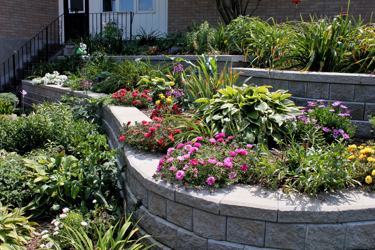 helmutzlndscape's tweet photo. Garden retaining walls = YES please🙌😍 
Stunning garden ft. @oakslandscape Ortana wall! https://t.co/lTrILmKG2Z