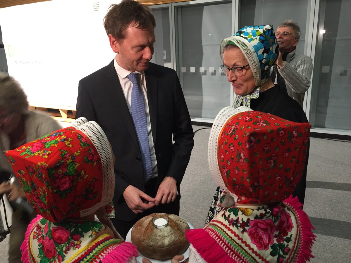 MPKretschmer's tweet photo. Und jetzt bei #mkDirekt in #Trebendorf. Ein herzlicher Empfang zum #Bürgerdialog. Ich freu mich auf die Themen, die die Menschen hier bewegen. #sachsen https://t.co/P1UNfEnbpm