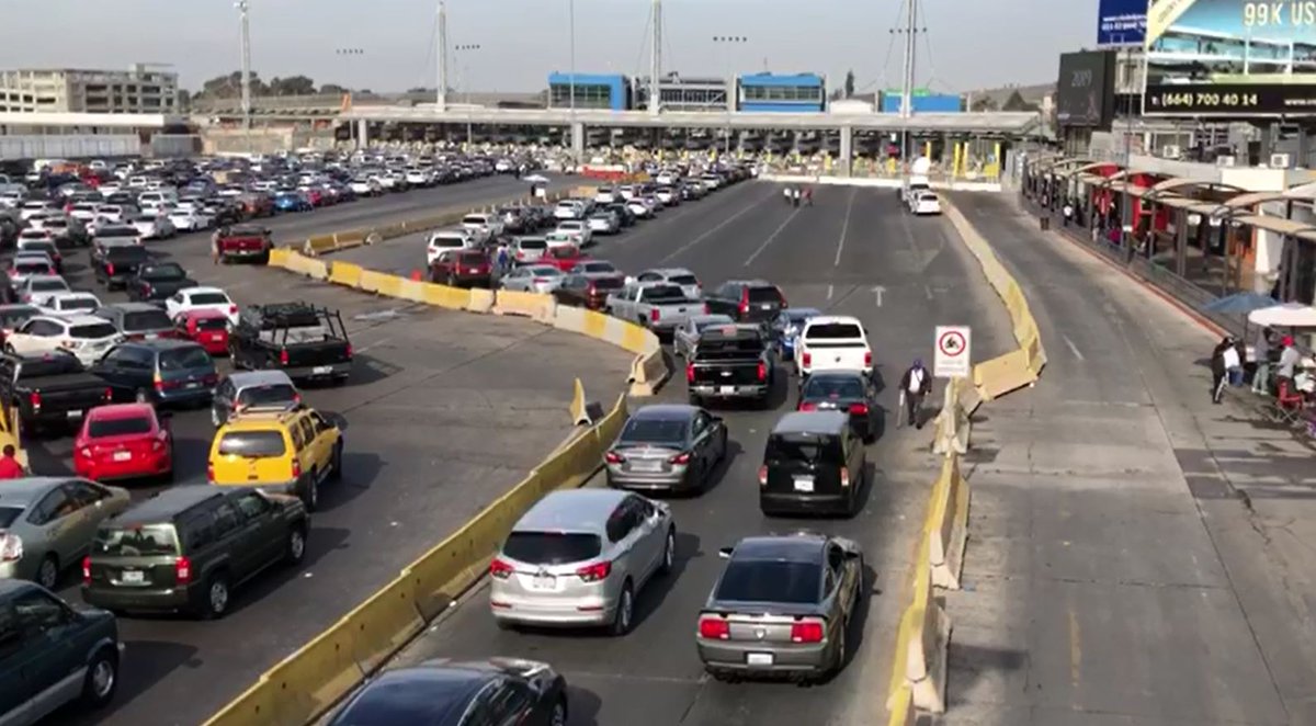 sdbrichards's tweet photo. Northbound crossing at San Ysidro closed for security reasons in the wake of the #MigrantCaravan. HUGE backup. @CBS8 at 11am. https://t.co/ddUXDUuAb8