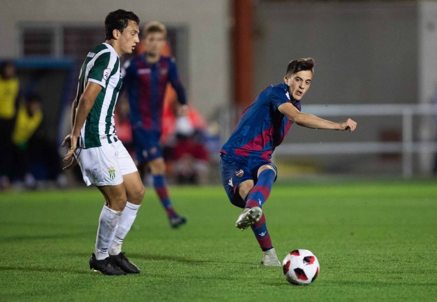 CanteraGranota's tweet photo. 🇪🇸 @alexblesa10, convocado para ejercitarse con la @SeFutbol Sub17 del 26 al 28 de noviembre en Las Rozas. ¡Enhorabuena! 👏👏 https://t.co/vCBnLjHnbx