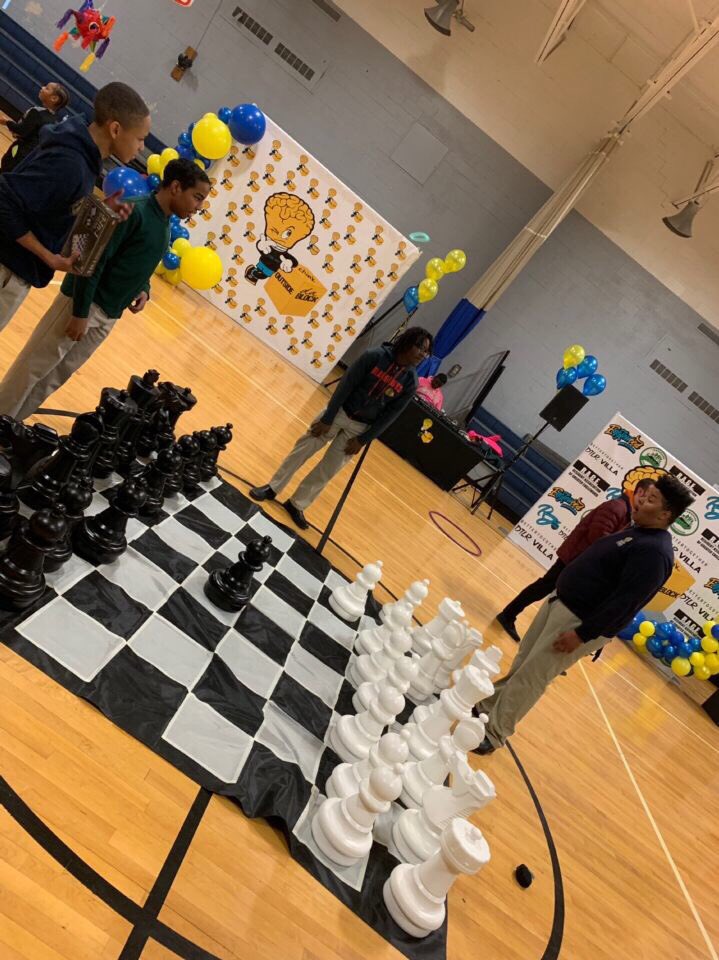 BeNobleGCMS's tweet photo. GCMS participating in the @thinkoutdablock Thanksgiving extravaganza! #thinkoutsidedablock #CommunityService #Beanoble #ThanksgivingWeek #Chicago #service #education #middleschool https://t.co/ultHeI9I9e