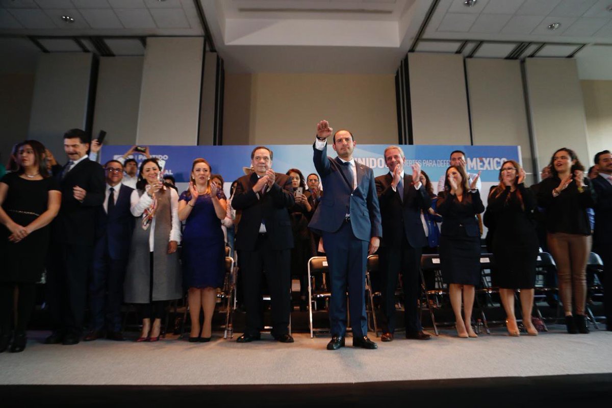 RafaMorenoValle's tweet photo. Asistí a la toma de protesta de @MarkoCortes como presidente de @AccionNacional para el periodo 2018-2021.

En nuestro partido tenemos el compromiso de trabajar por el bienestar del país siendo una oposición responsable. #MéxicoEsDeTodos. https://t.co/rSQrsqEinW