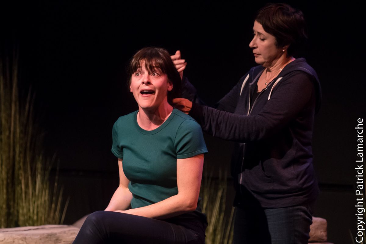 Sophie Cadieu qui se fait faire un tresse par Marie Michaud sur la scène de la soirée «Dans la tête de... <a href="/FabienCloutier/">Fabien Cloutier</a>»! au théâtre <a href="/La_Licorne/">Théâtre La Licorne</a>! Réservez vos places pour la prochaine soirée ici > buff.ly/2yZiVm6 #art #theatre #improvisation #montreal #impro