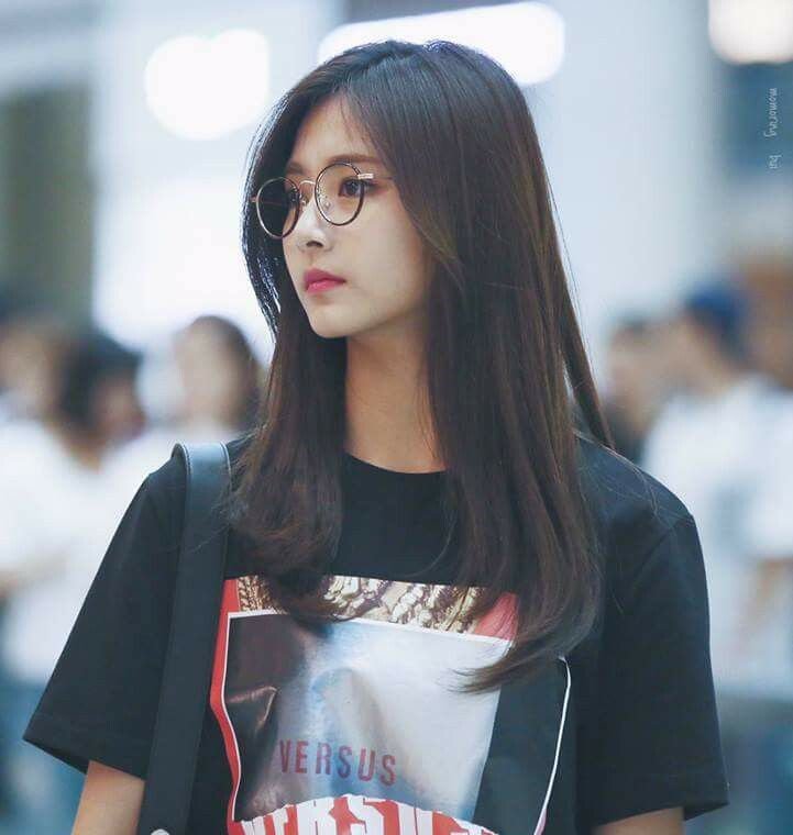 Twiceverys's tweet photo. Como superar a Tzuyu de óculos ? muito fada visual 💕
#Twice  #MAMAVOTE https://t.co/wRp82NsCLk