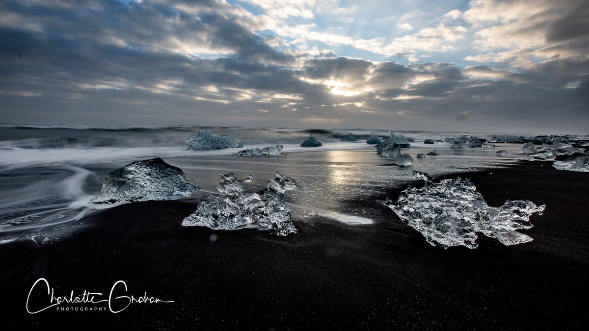 MadCowFudge's tweet photo. First full day in #Iceland and 872km but some really nice #Moonlight #Aurora pics, and #DiamondIce, with the odd #Iceberg and a little bit of water therapy @snapperjim @MarisaCashill @DannyLawPhoto @africian1960 @pypersam @leawoodhurst @YMT_Charlotte @AnnSeymourPhoto @StormHour https://t.co/k0i6xCntTq