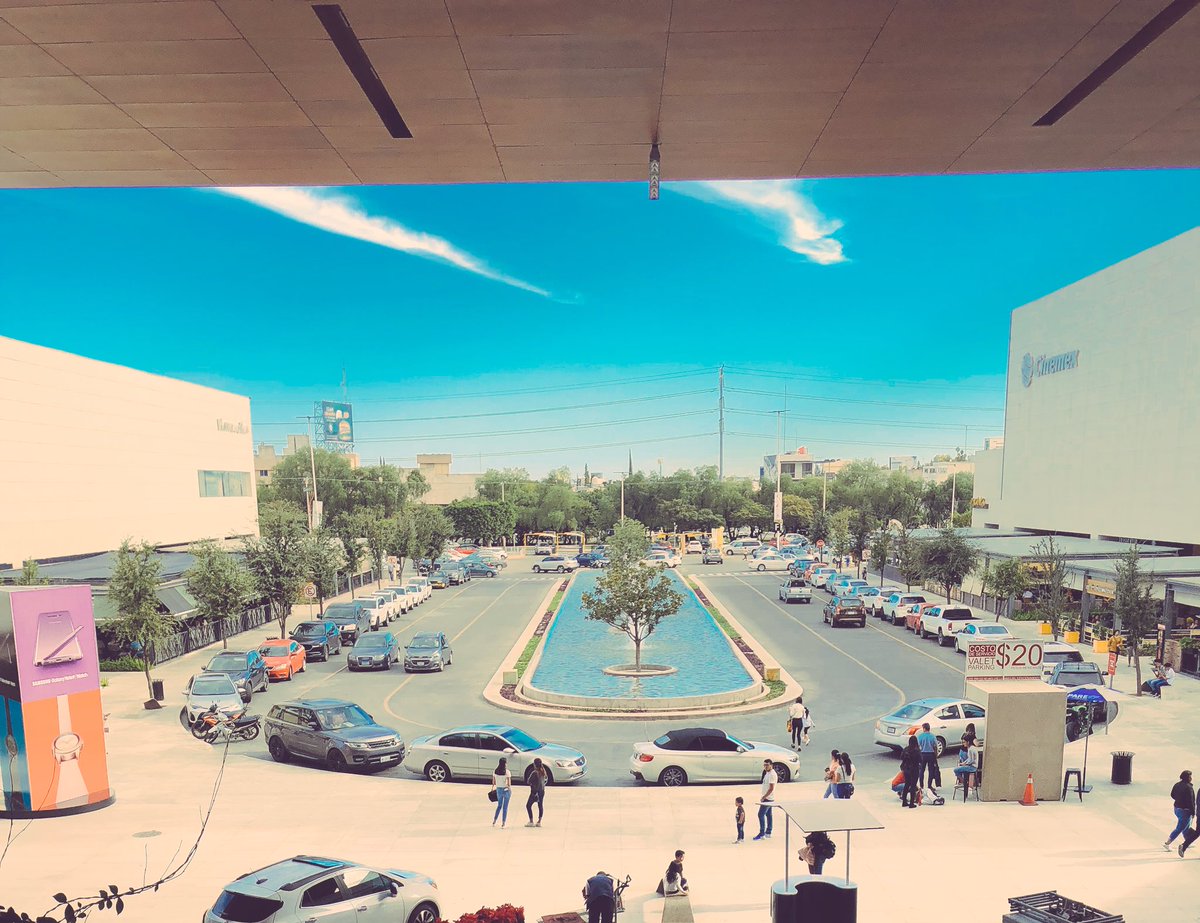 labuacate's tweet photo. Foto digna de cualquier Mall de Estados Unidos... los acomplejados que ni a Lagos salen dirán que que naco, que es #plazamayorLeón https://t.co/mMG9kjeJ2e