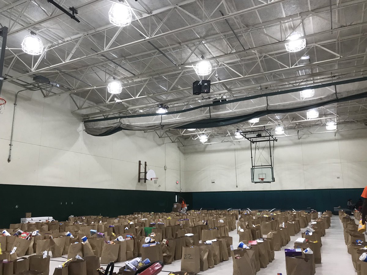 Thank you Superintendent @RobertwRuncie for helping us with Harvest Drive distribution. <a href="/SGA_at_McA/">McArthur SGA</a> #greatdaytobeamustang