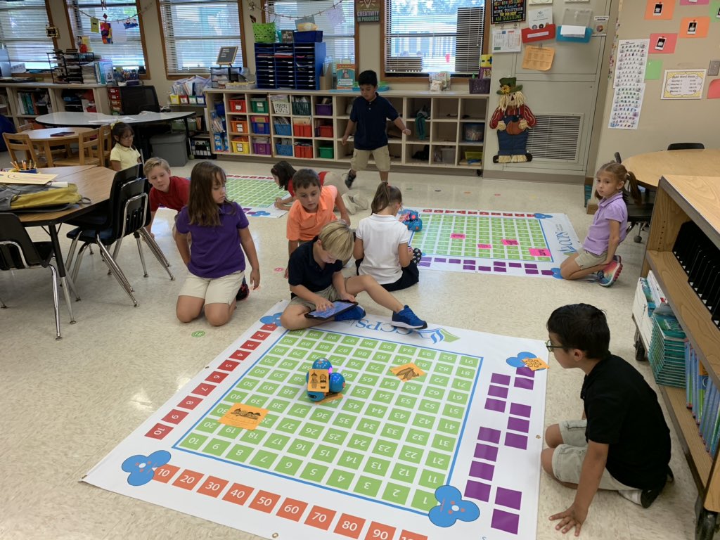 MrsKincaid_NPE's tweet photo. 2.5 hours, 5 classes, 1 fire drill and all our first graders learned block coding with the Thanksgiving story! #ilovemyteam #dashrobotics @PoincianaCCPS @WonderWorkshop @collierschools @mrsvollrath_pes https://t.co/KWH033Buxg