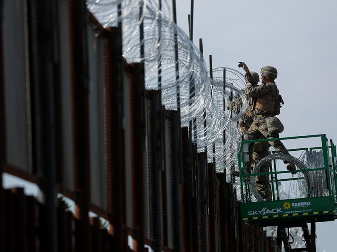 EU cierra paso fronterizo para reforzar barricadas ante arribo de migrantes  En San Ysidro, los carriles hacia el norte desde DsZ8PmHUUAEUoNB