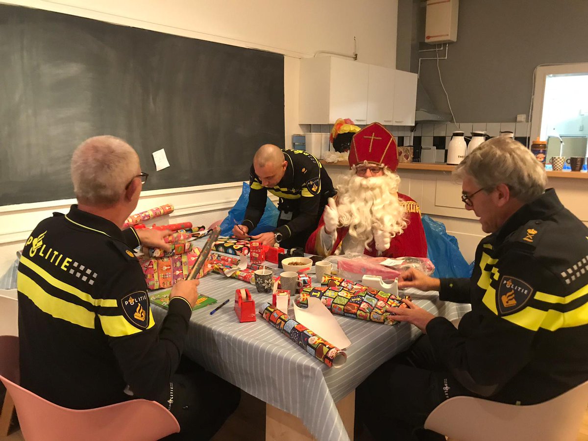 WimHoonhout's tweet photo. Met tal van hulppietjes van @Politie_Rdam en hoofdpiet #FrankPaauw pakken we wederom cadeautjes in voor kinderen die anders geen #Sinterklaas kunnen vieren #vooriederkindeenkadovandesint. #SpringFoundation #Vlaardingen #mooiinitiatief https://t.co/0nfv7ApA4m
