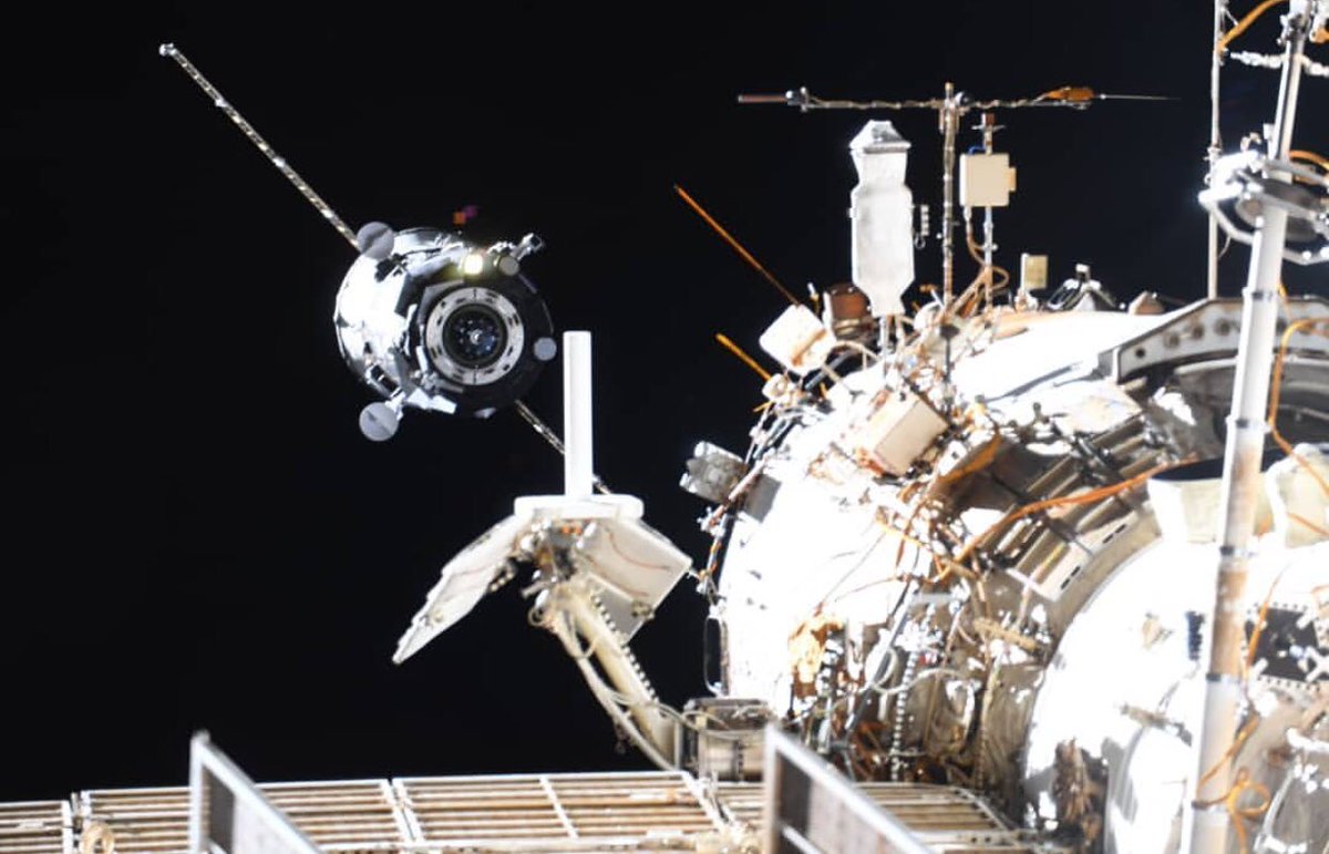 ShuttleAlmanac's tweet photo. Views of the approaching Russian #ProgressMS10 cargo craft taken by Cosmonaut Prokopyev at the #ISS https://t.co/i4d17tVF5X