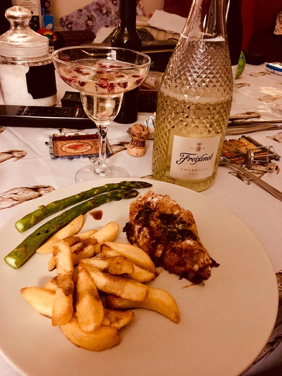 dspalimpsest's tweet photo. @dadwroteaporno just finished chicken Kiev and an exquisite pudding of trifle with @geordiedisaster, now ready to face the TRUTH! https://t.co/sFOiFyNURY