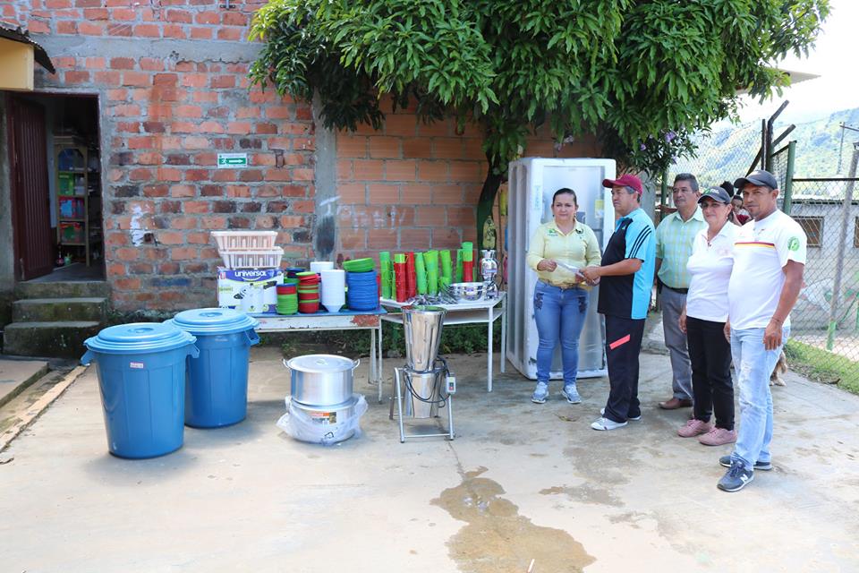 Realizamos la entrega de un Menaje completo y una nevera a la Institución Educativa de Bilbao Sede Principal, Cientos de alumnos se verán beneficiados con estos utensilios que entrega la Administración Municipal. 
Alcaldía 2016 2019.