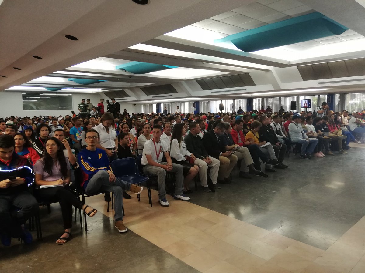 JuventudPSUV's tweet photo. #IICongresoFVEU La vanguardia estudiantil de Venezuela generando ideas para la #VenezuelaPotencia y en respaldo a @NicolasMaduro https://t.co/9ZjmFzyV62