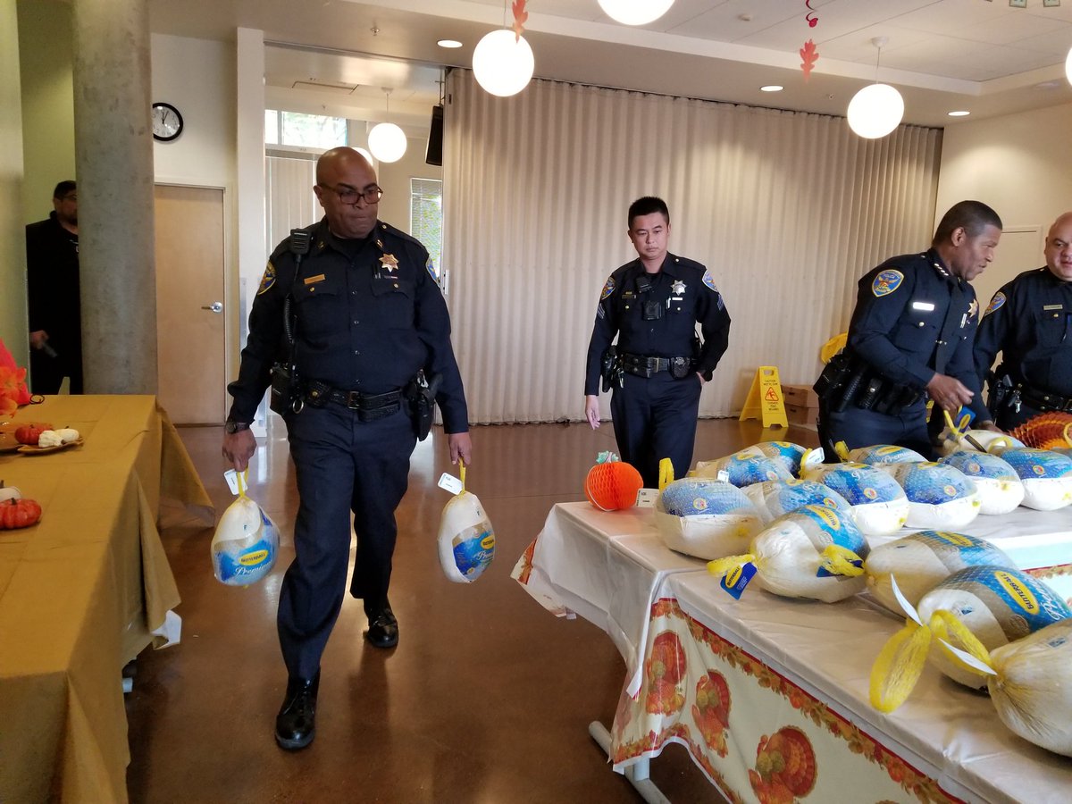 SFPDCares's tweet photo. Turkey Giveaway at 390 Valencia St. #SFPD #SFPDCARES @1YCEU @SFPDChief https://t.co/1AokAt79Yh
