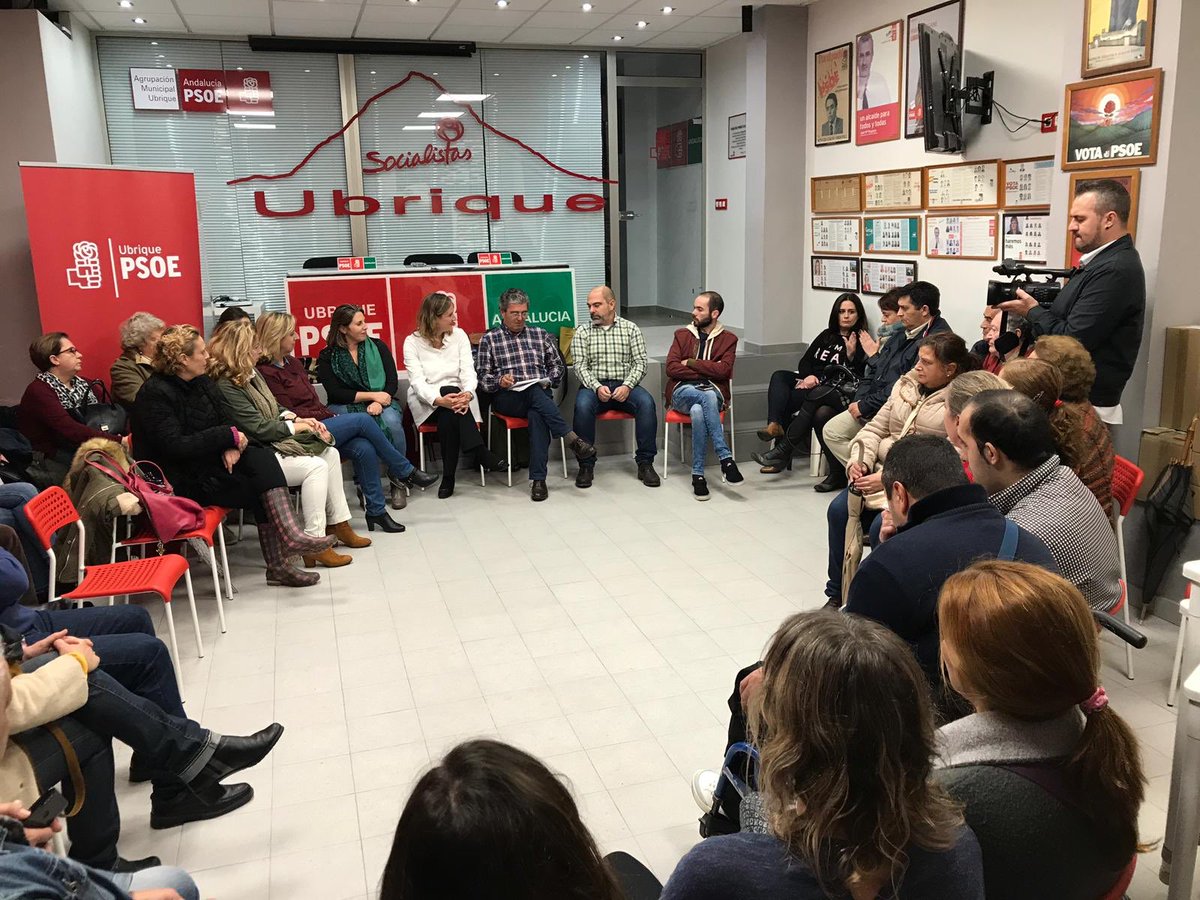 SaludUbrique's tweet photo. Lanzó una lanza resaltando la@visibilidad de los@profesionales de enfermería.
Hoy colectivos sociosanitarios en Ubrique con Delegado Salud Manolo Herrera demandando Enfermer@s especialistas y Enfermería escolar. https://t.co/XnuXAwQjvU