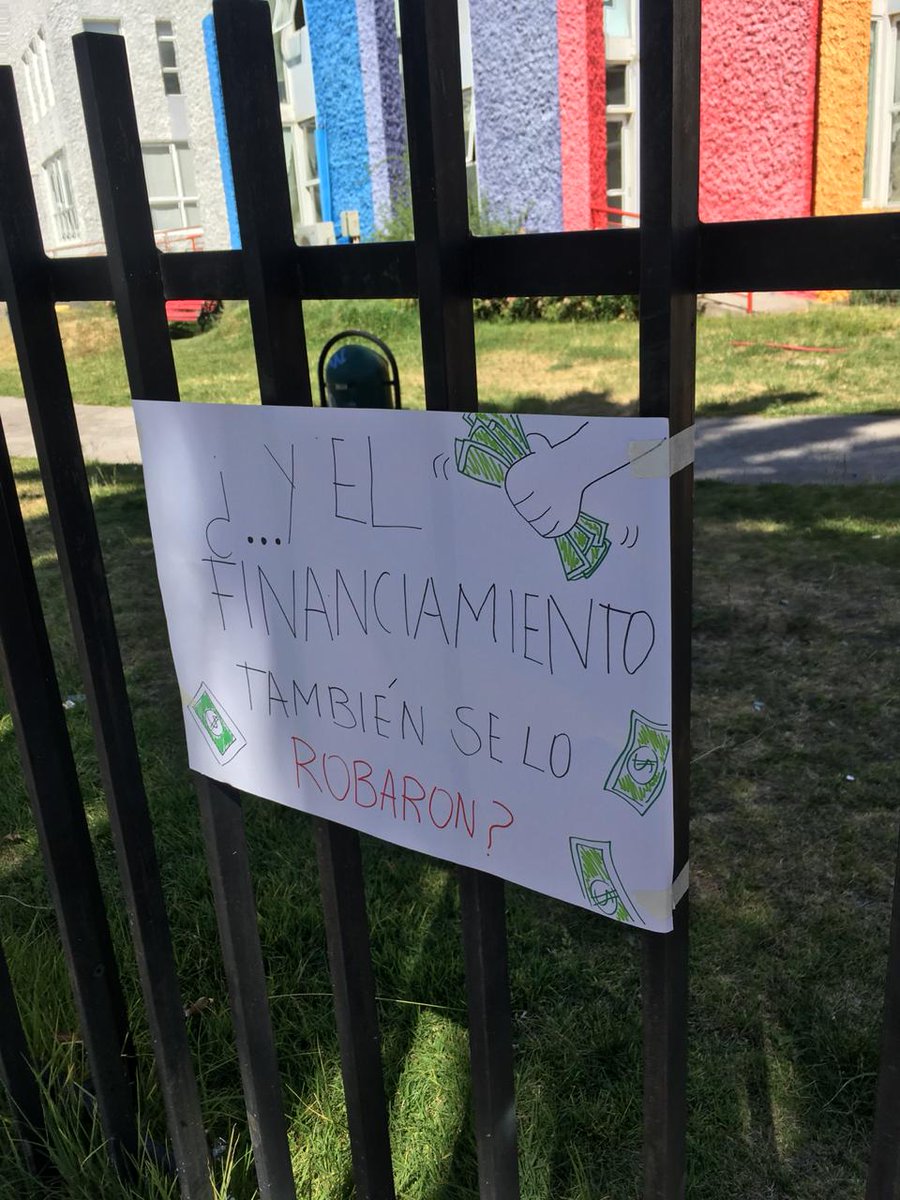AlumnosUpa's tweet photo. @mcubillossigall Alumnos de la u pacifico exigiendo ayuda de los organismos correspondientes . @leonardofarkas @sebastianpinera @aluksicc @Bienvenidos13 @biobio @Mineduc @EducParaChile @EducacionChile https://t.co/rjcurAgPWG