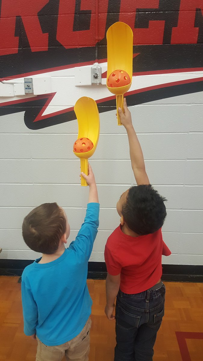 MrsBaynham's tweet photo. Being risk-takers while exploring scoops. They were so excited to show off thier new silks. @StClementECSD #ECSDfaithinspires #firstgrade https://t.co/RzjOnpuh80