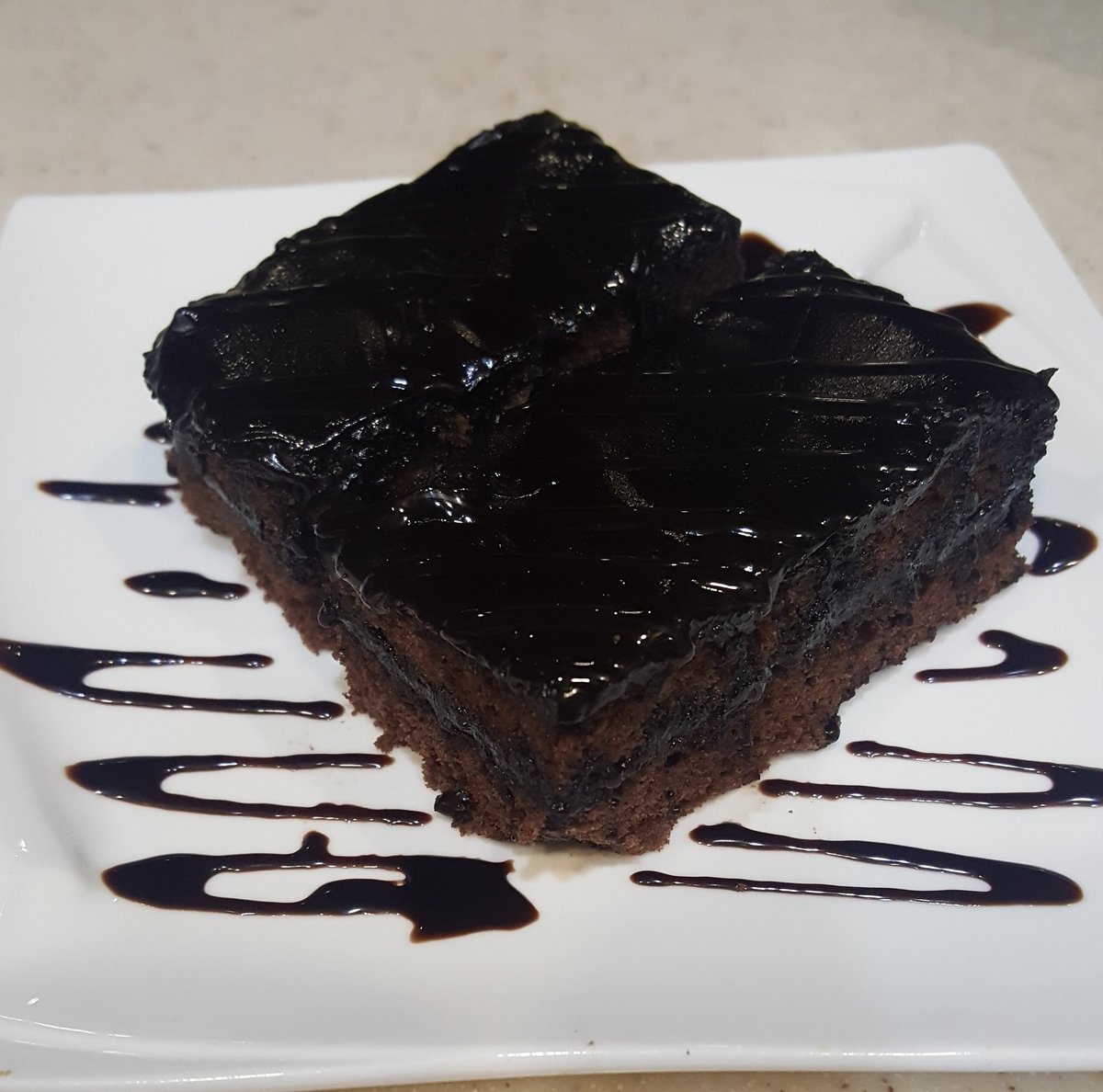 TrafficCafe1's tweet photo. این #کیک_شکلات با لاته داغ آدمو می بره بهشت 👌🍰☕
#کافه_گردی https://t.co/67PqsrJM6x