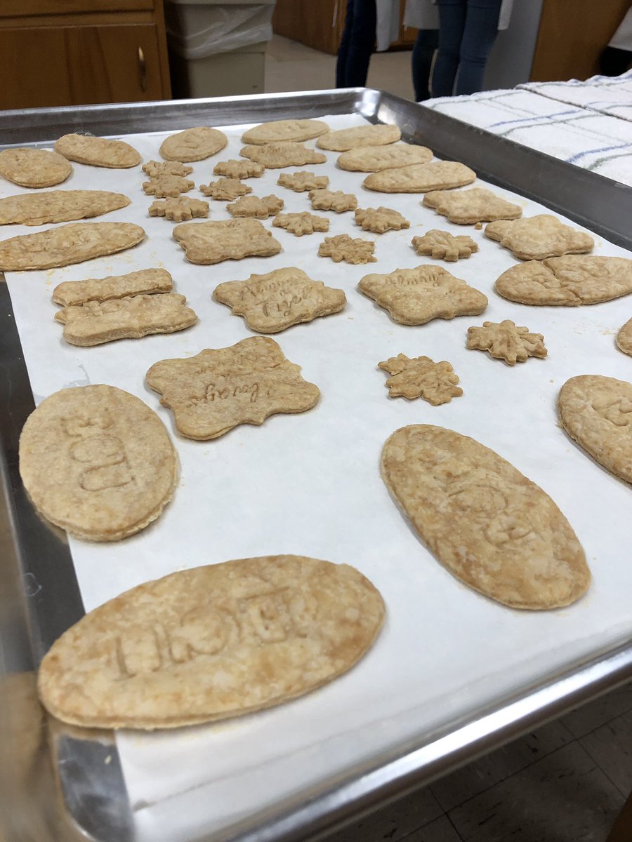 Students baking homemade pies for our fundraiser and service project! For every 10 pies sold, we donate one to the Ada Thanksgiving Dinner! Don’t forget to pick up your pie orders tomorrow, November 20th from 12-5 at Faust Hall room 220!! 🍽😋