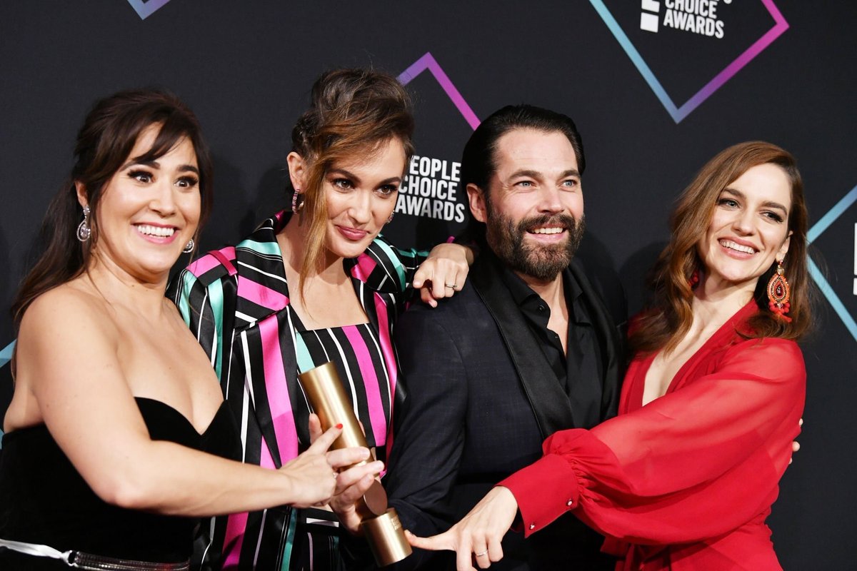 E People S Choice On Twitter The Cast Of Wynonna Earp Owned The Red Carpet At The E People S Choice Awards Pcas Https T Co Fa3tipqbea