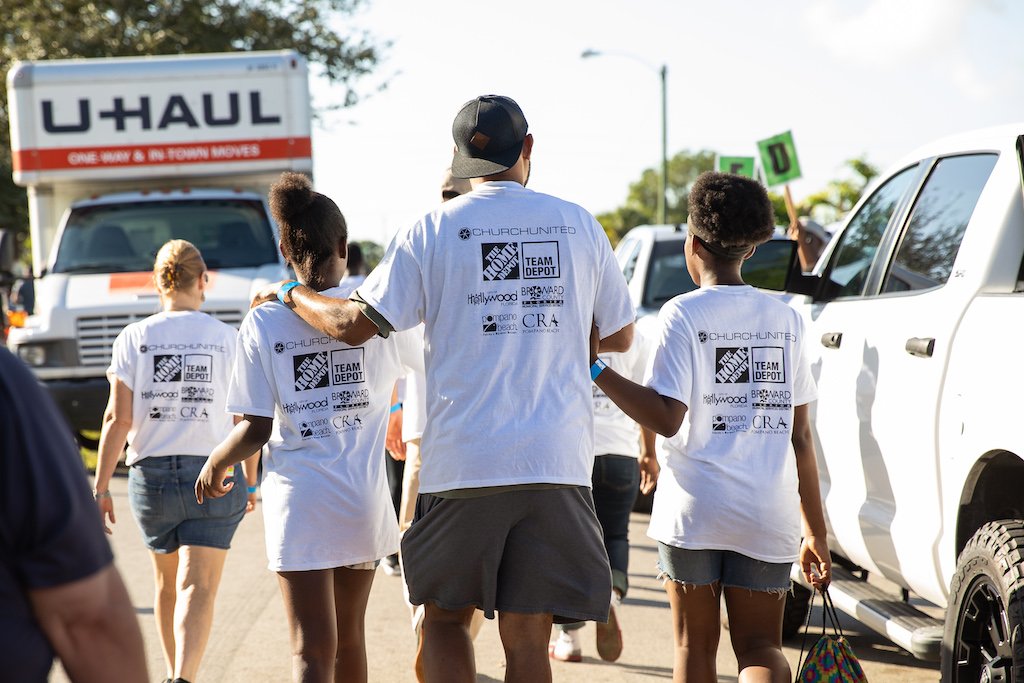 CalvaryFTL's tweet photo. Love South Florida is such a special time of year. At Calvary, we look forward meeting new people in our community and helping meet their needs! From house painting, to lawn care, to delivering Thanksgiving dinners, we just can't get enough! #LoveSFL https://t.co/Y6kTDNFQNL