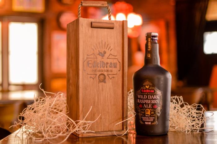 Gampi's tweet photo. Job nosso saiu na home do ClicRBS e GaúchaZH. Novo lançamento da Cervejaria Edelbrau, cerveja Wild Dark Raspberry, primeira da série #OakAgedSeries, teve rótulo e embalagem criados pela equipe de design do #teamgampi https://t.co/OzboiJyZYo https://t.co/AtUASMRn20