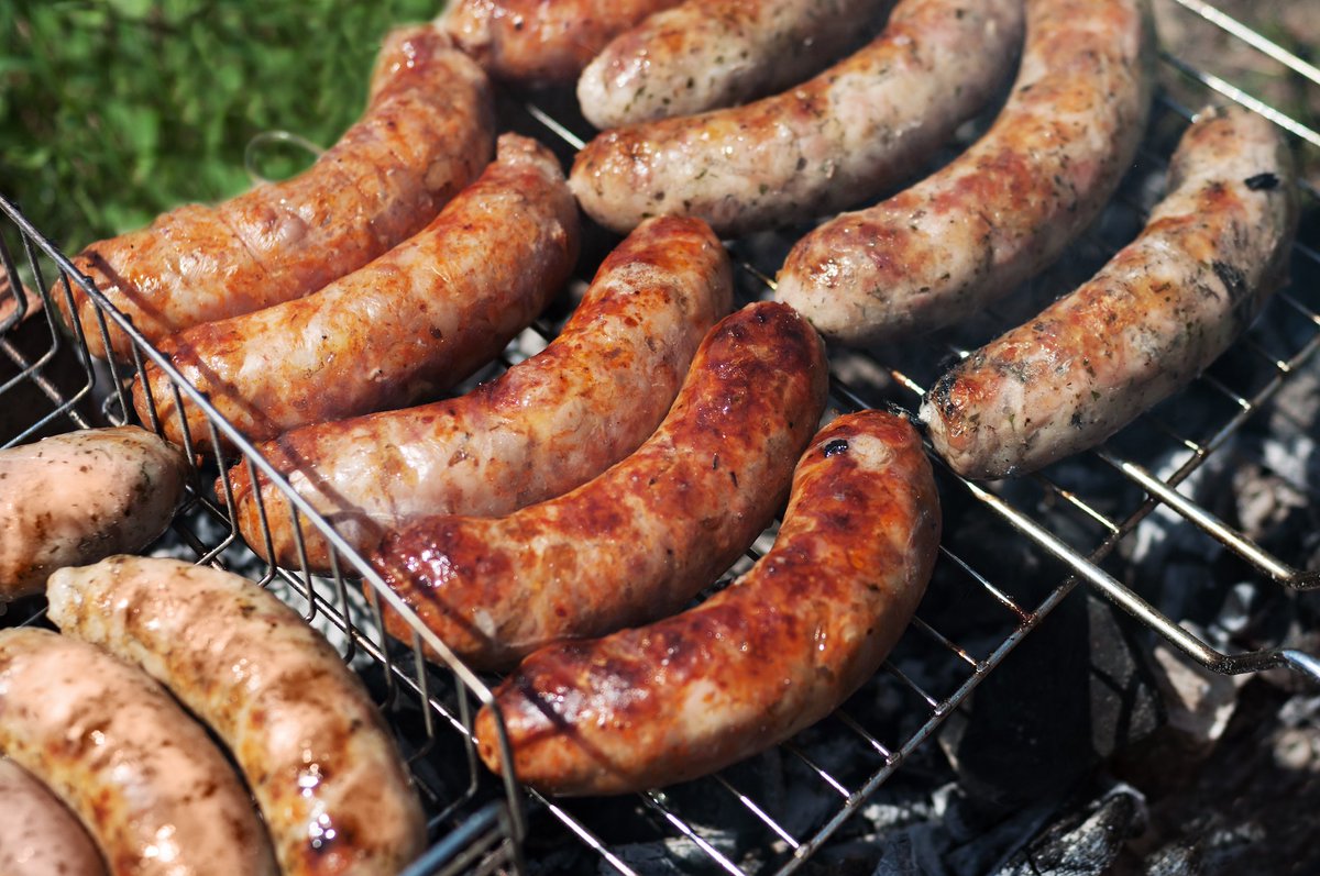 Fresh, handmade pale beer #smokedsausages. Need we say more? Available here: bit.ly/2PqmCMO #shoplocal #myottawa