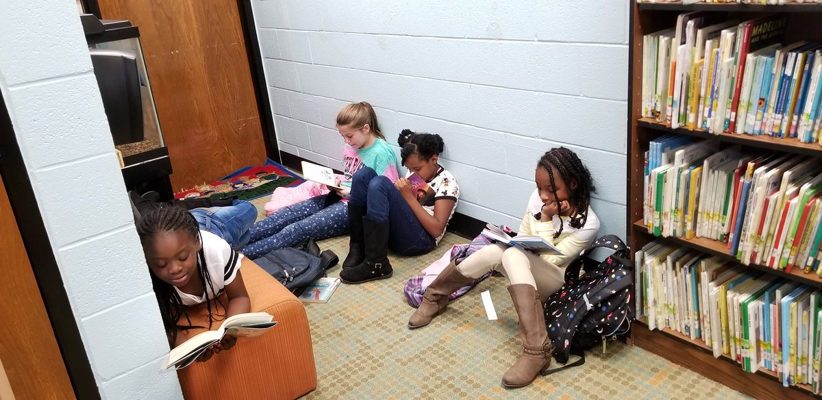 smmcfate's tweet image. It&apos;s a little easier to find the rest of the @STEAMatOakdale #BattleOfTheBooks team this afternoon. I believe ALL of us are #ThankfulForSchoolLibraries at times like these! #RHSDLibraries #MyRockHillStory