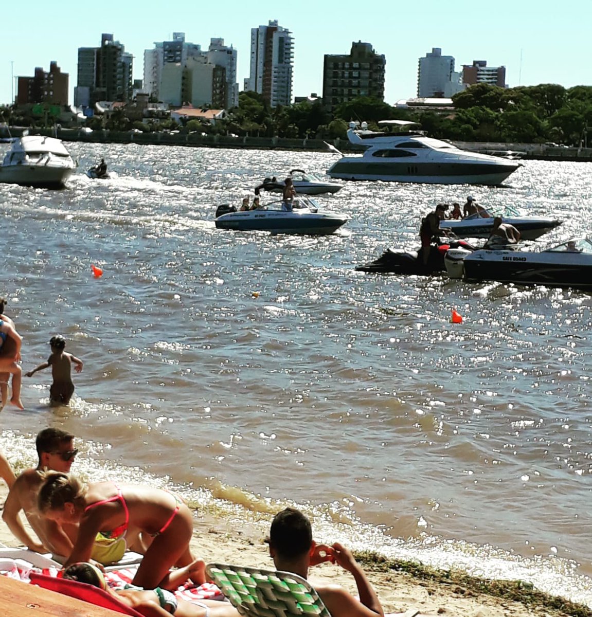 AValsagna's tweet photo. Hermoso día en @SantaFeCiudad! Los santafesinos volvemos a vivir a pleno el río y las playas. Hacer juntos una ciudad donde todos podamos disfrutar es la mejor recompensa al esfuerzo de cada día @josecorralSF 👏👏👏 #TrabajoEnEquipo #SantaFeTuristica https://t.co/nePdUedr29