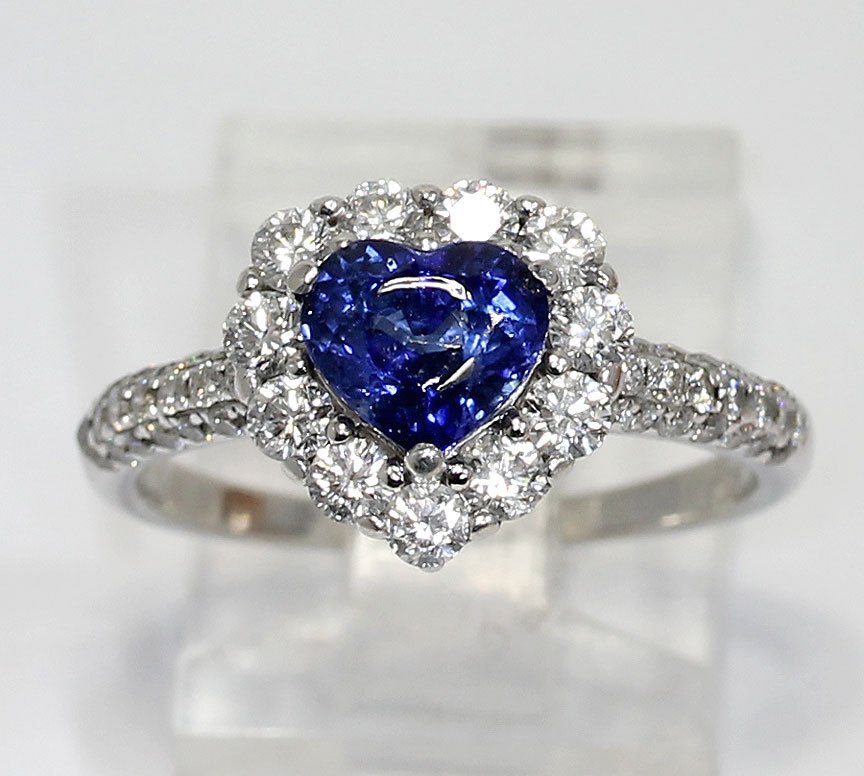 EmpirePawn's tweet image. What a pretty gift this would make for the holidays! Sapphire and diamond heart halo ring, set in 18K white gold. #sapphirering #heartring #diamondsandsapphires #holidayjewelry #holidaygifts ow.ly/in8x30mFYPM