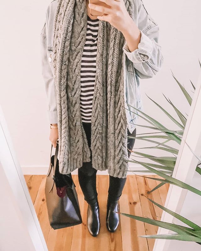 bloglogiapt's tweet photo. Back to basics ⚪⚫
.
Na verdade acho que pareco um chouriço nesta foto mas hoje não tinha mais nenhuma para vos mostrar e efetivamente foi o meu look do dia 😂 Quero muito resistir ao "preto e branco" mas nem sempre é fácil. A camisola neste caso é azu… https://t.co/uST0wu51l7 https://t.co/xC7rdAKX9u