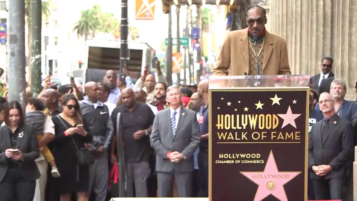 Snoop Dogg: "I want to thank me for believing in me, I want to thank me for doing all this hard work... Snoop Dogg you a bad motherf---er" https://bit.ly/2zljZBE