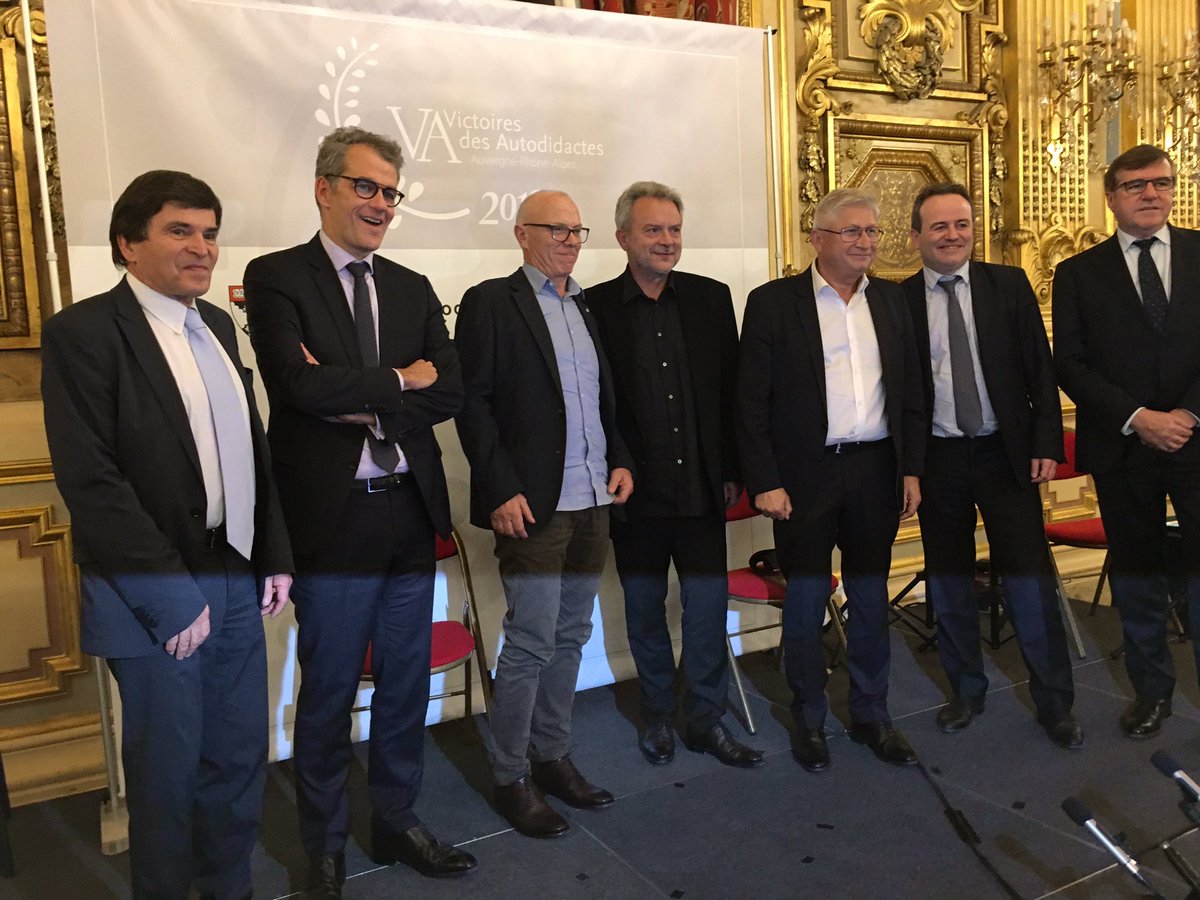 lyondemain's tweet photo. est ce soir à la remise des Victoires des Autodidactes
Le nom des 3 lauréats ce mardi dans LE QUART D’HEURE LYONNAIS à partir de 6h sur @lyondemain ou en podcast sur Soundcloud @ATS_Studios @CM_CIC_Immo @MazarsFrance @HarvardHBS #VDA2018 @plus2sens https://t.co/Diyu46LTpl