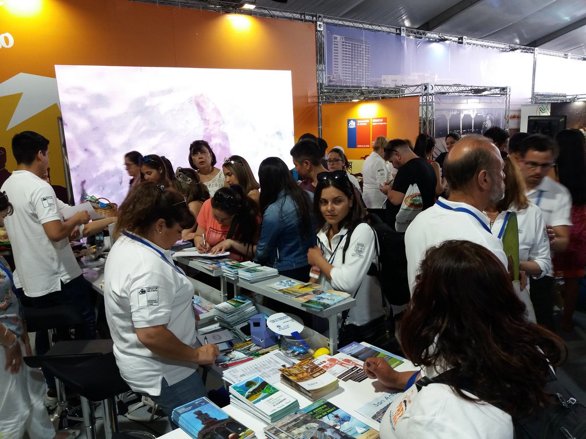 sernatur_valpo's tweet photo. Destinos turísticos de la Región de #Valparaíso destacaron en la Feria #VYVA2018, con la representación de Valparaíso, Viña del Mar y Concón, Litoral de los Poetas, Litoral Norte, La Campana – Peñuelas, Valle de Aconcagua, Isla de Pascua y Juan Fernández. https://t.co/wgRe083sWX https://t.co/BNPl4ic971
