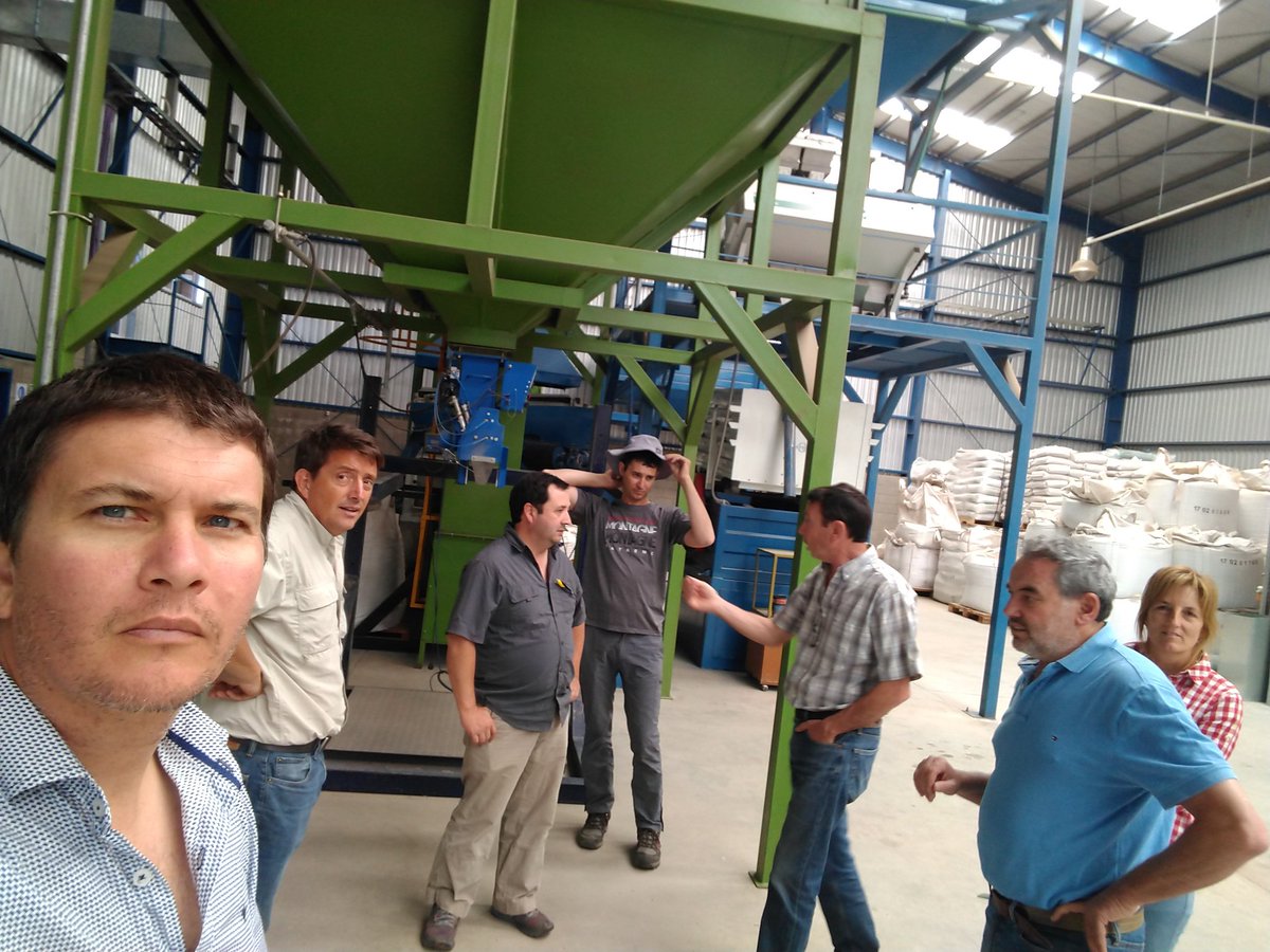 ljandreoni's tweet photo. Hoy compartimos el día con Juan Cruz, Adriana, Raul, Marcelo y Carlos de Campos y negocios y Marcelo Valdez de RABIT en Monte Cristo, pensando en la agricultura que se viene, nuevos desafíos y más sustentabilidad!!! Excelente jornada https://t.co/uXgxtXHZTe