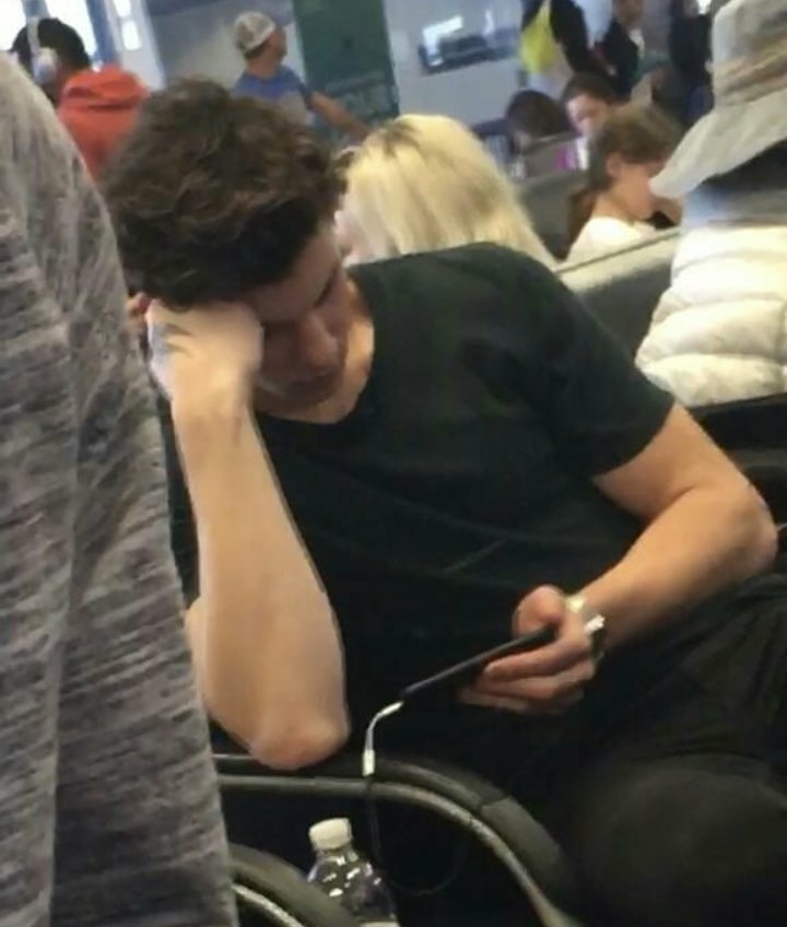 alone_never20's tweet photo. Eu  admirando a beleza do Shawn e lembrando que nunca poderei ter ele só pra mim...💔 https://t.co/EcZRdaPmng