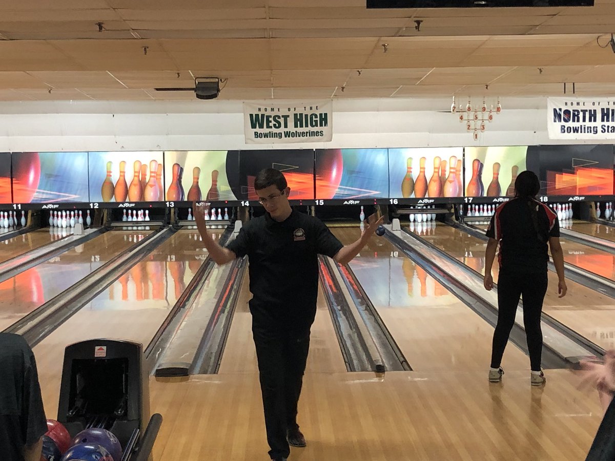 EckhardtBecky's tweet photo. It is a great afternoon for some Bowling 🎳 #GoSSC! @SSCcardinalNews https://t.co/xO4YslZFQq