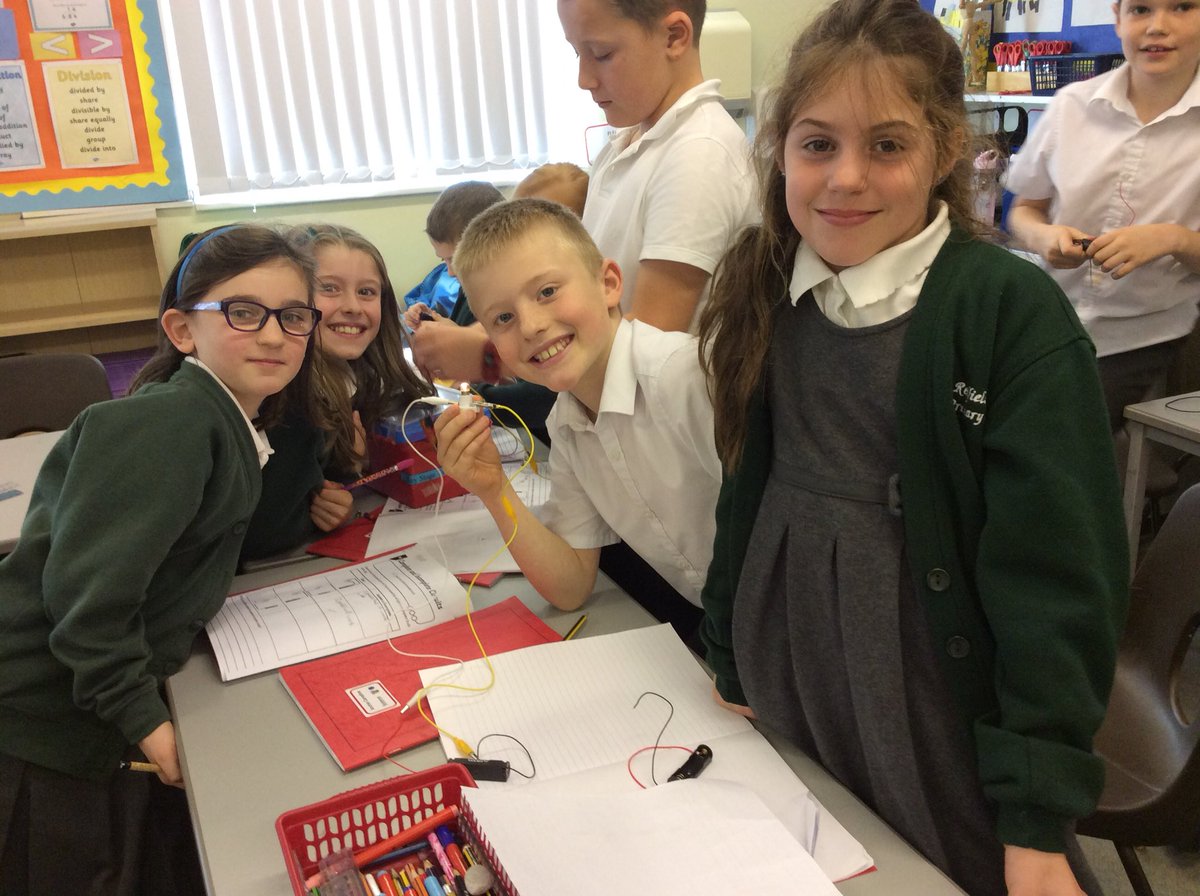 BeechClass_RE's tweet image. Lots of different learning skills used to make complete and incomplete circuits in Science today. 💡