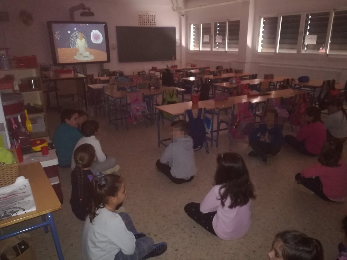 CeipPedro's tweet photo. Nuestros alumnos de 2° aprenden a relajarse a través del yoga. Dentro del proyecto sobre el cuerpo humano, damos especial importancia a la educación emocional. ¡Nos divertimos aprendiendo! @ProEdSaludable
#educacionemocional #innovacióneducativa #cuidamoscuerpoymente https://t.co/oB2R4fqja4