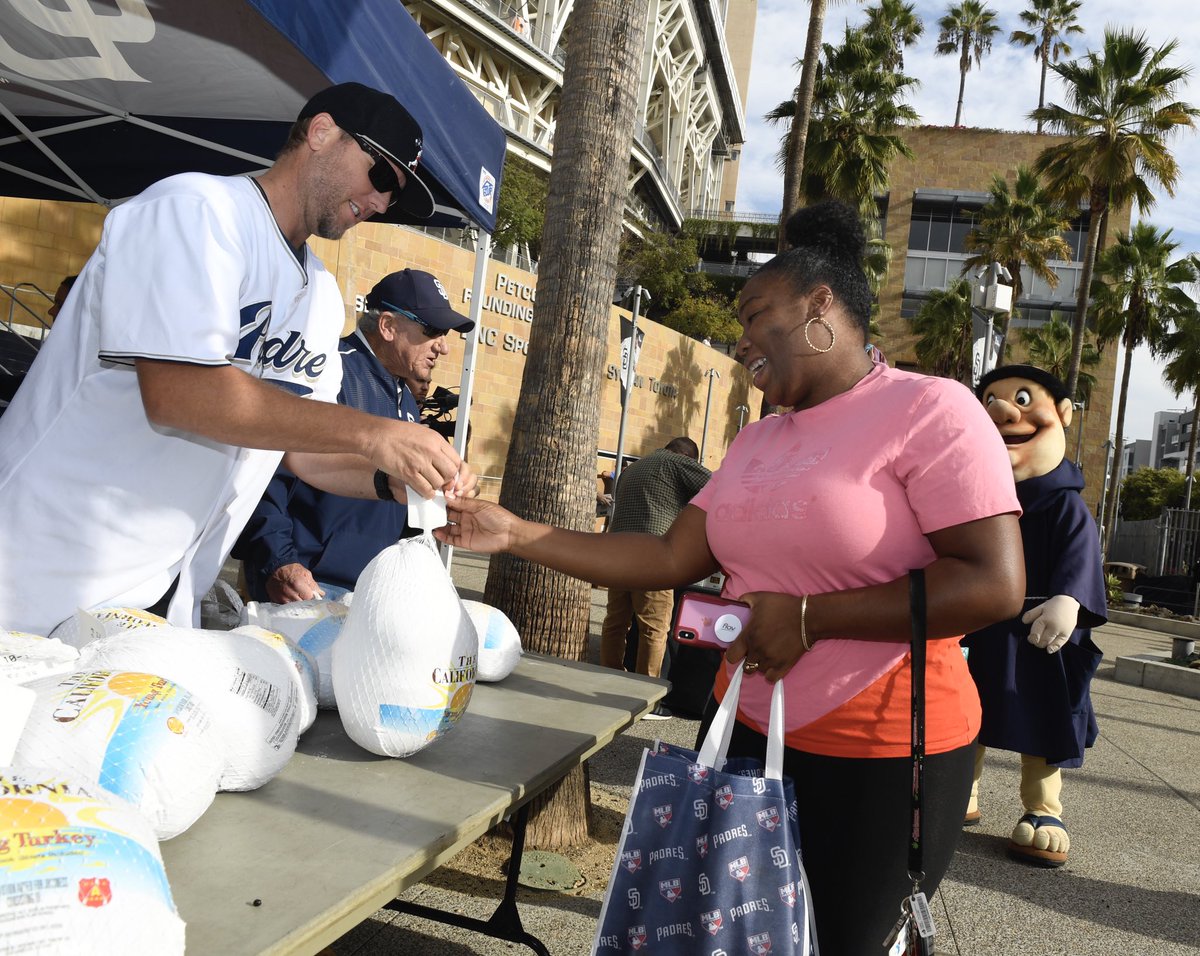 Padres's tweet photo. Kicking off #ThanksgivingWeek by giving back 🤗 https://t.co/C6dcPZZZ3o