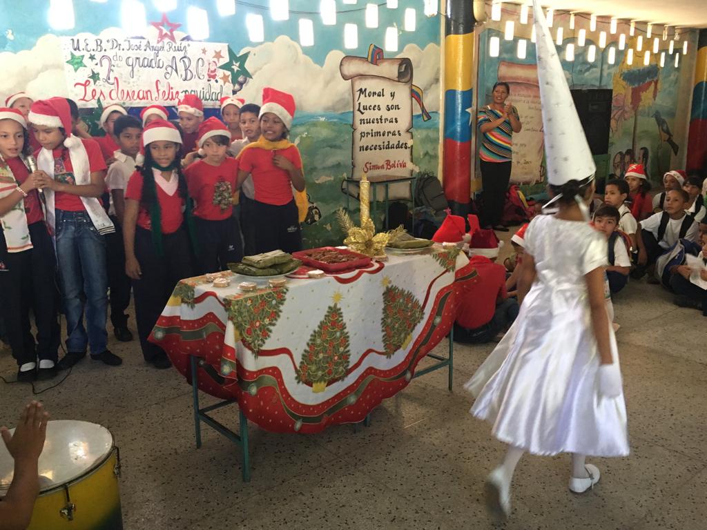 NohemiR5665's tweet photo. #Caroni  Con Paz y Alegría Parrandon de la muchachada de UEB Dr José Angel Ruiz con muestras gastronómicas decembrinas @NicolasMaduro @MPPEDUCACION @psuvaristobulo @sheieduc @RosangelaOrozco @gtorodelara @SaIaBolivar #AhorraAguinaldosEnPetroYOro https://t.co/fkfCRkGtnT