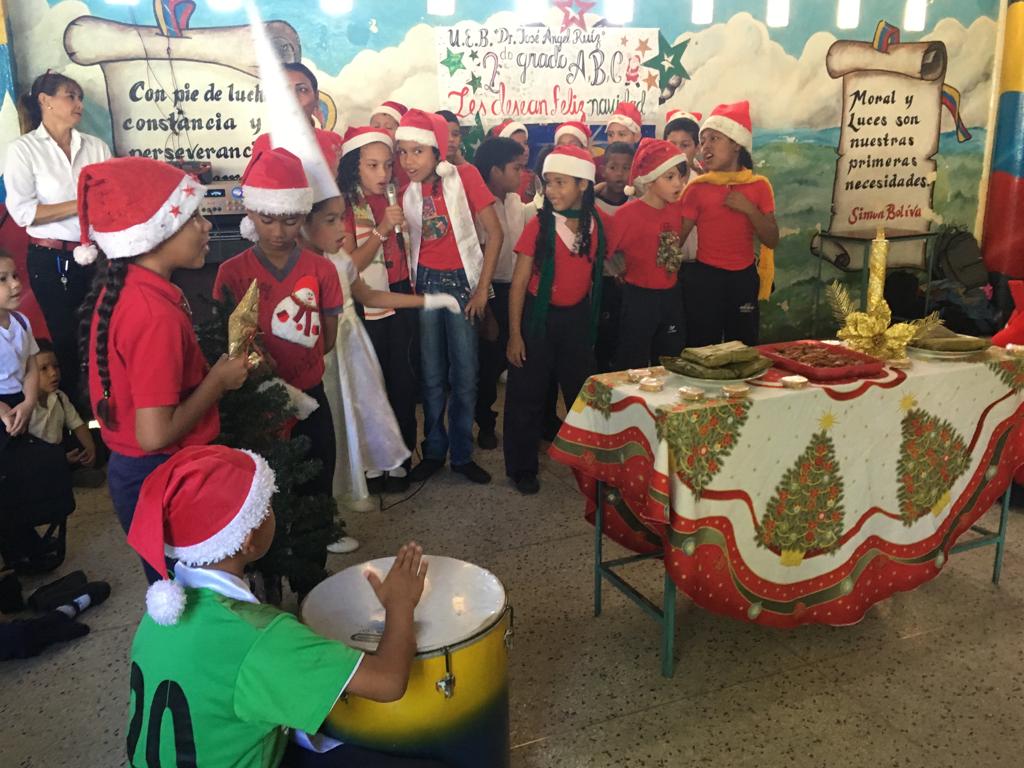 NohemiR5665's tweet photo. #Caroni  Con Paz y Alegría Parrandon de la muchachada de UEB Dr José Angel Ruiz con muestras gastronómicas decembrinas @NicolasMaduro @MPPEDUCACION @psuvaristobulo @sheieduc @RosangelaOrozco @gtorodelara @SaIaBolivar #AhorraAguinaldosEnPetroYOro https://t.co/fkfCRkGtnT