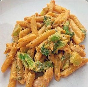 Cheesy Broccoli &amp; Chicken Penne motivationskitchen.wordpress.com/2018/11/19/che…