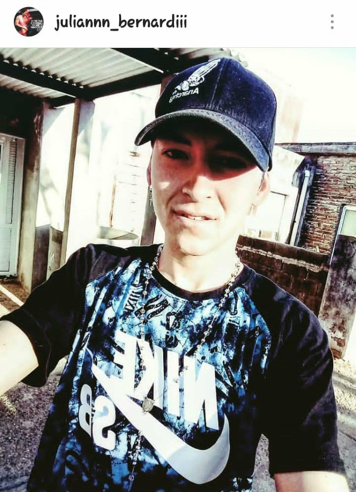 DIFUNDIR!!!!! Este machito se llama JULIAN BERNARDI (19 años) , el sábado a la madrugada espero a la ex (17 años) que volvía de un boliche de la localidad de San Jorge a dos cuadras de su casa con una cadena, la cual tenía un candado y con esta la golpeo tantas veces como pudo +
