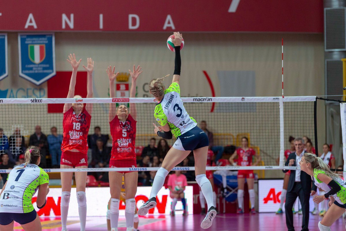 IlBisonteVolley's tweet photo. #BusFir Quarto set: @UYBAvolley 25-20 @Azzurra_Volley! Si va al #TieBreak! #tatanka https://t.co/qtjesa5Fg0