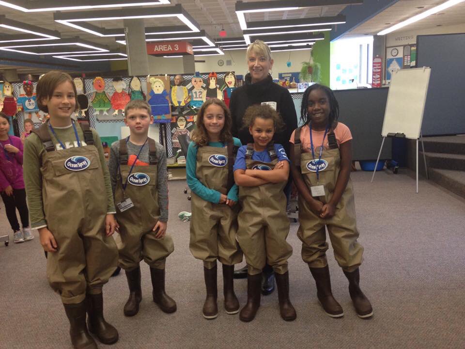 sfrench0705's tweet photo. Loved sharing the history of the cranberry and harvesting with these cool 4th graders! #oceansprayinc #farmerowned  #eatmorecranberries https://t.co/6oDHP3XWtY
